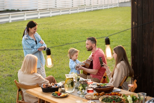 Foto família de tiro médio na mesa