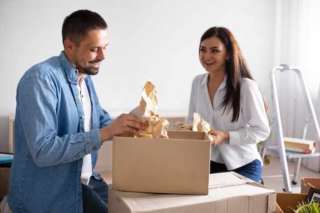 Família de tiro médio pronta para se mudar para uma nova casa