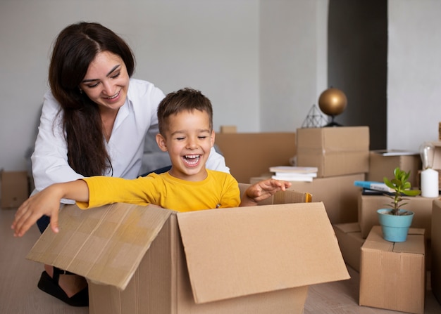 Foto família de tiro médio pronta para se mudar para uma nova casa