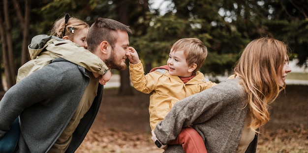 Foto família de tiro médio se divertindo juntos