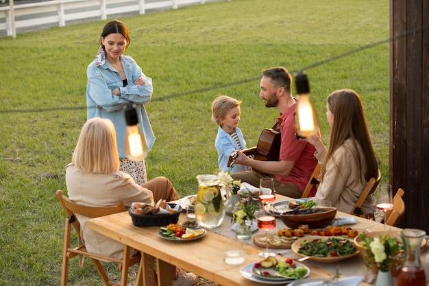 Família de tiro médio sentado à mesa