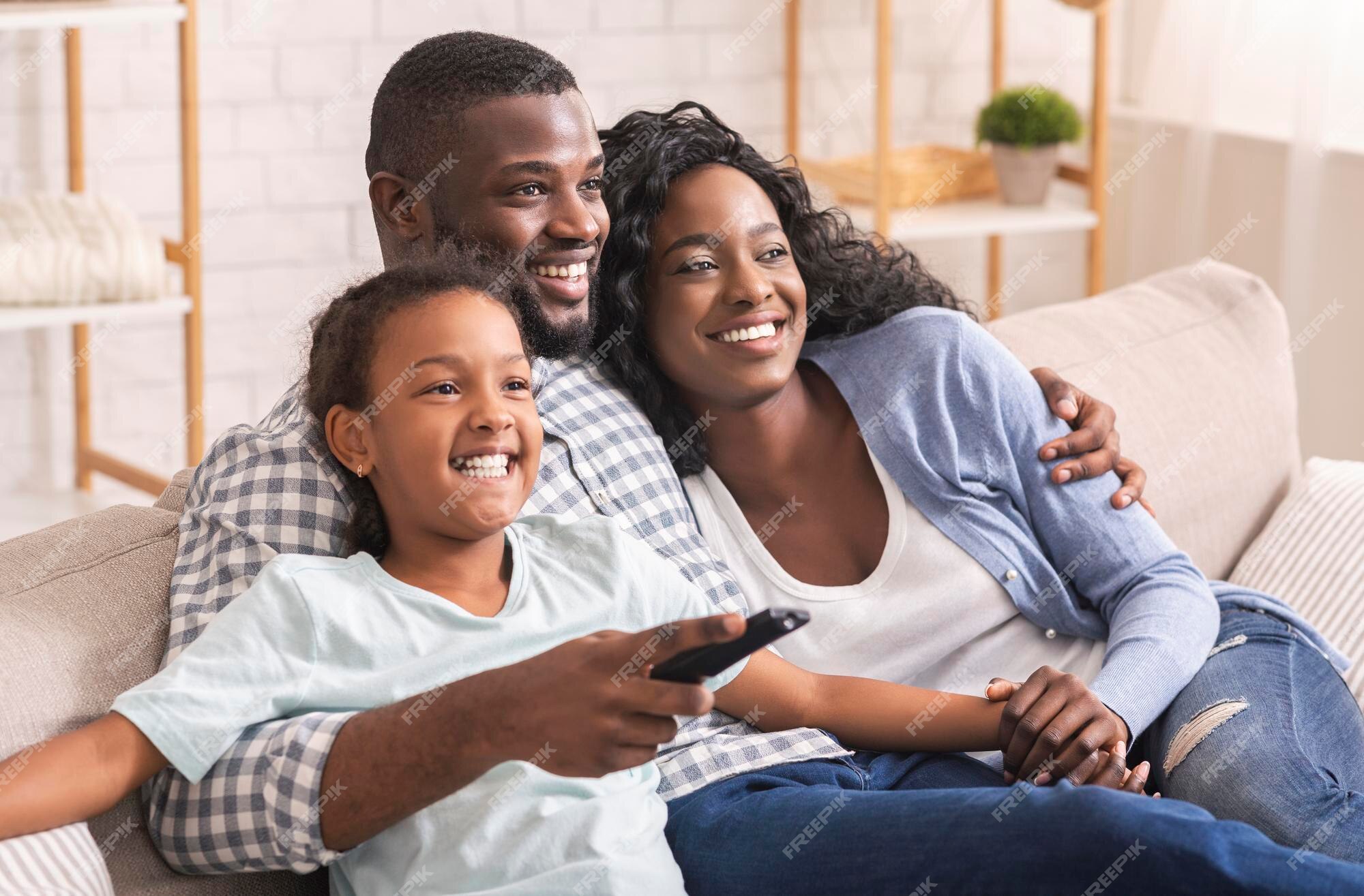 Família Afro-americana De Três Assistindo TV E Torcendo Jogos De Basquete  No Sofá Em Casa Foto de Stock - Imagem de feliz, basquete: 198337874