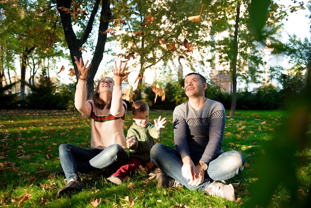 Foto família, de, três, desfrute, outono, parque, tendo divertimento, sorrizo