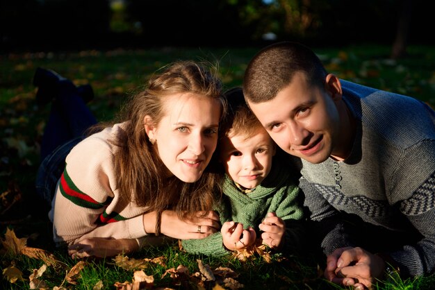 Família, de, três, desfrute, outono, parque, tendo divertimento, sorrizo