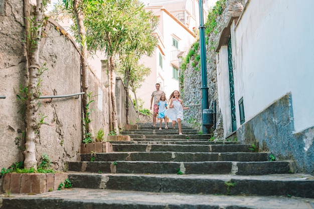 Família de três férias em férias na Europa