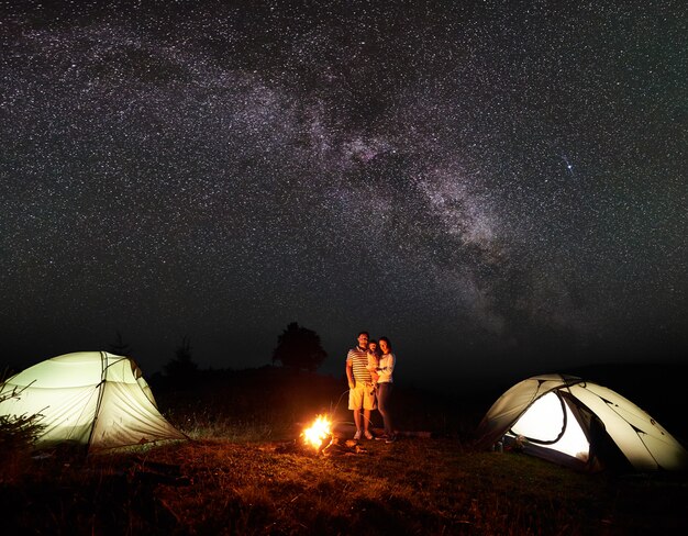 Família de turistas modernos à noite