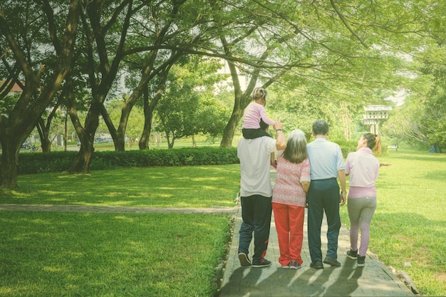 Família de várias gerações caminha no parque