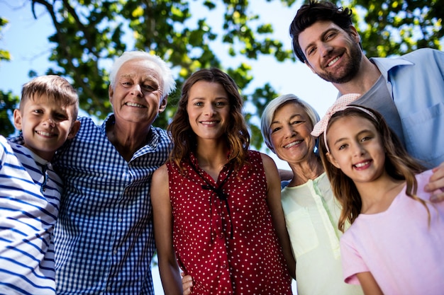 Família de várias gerações em pé no parque