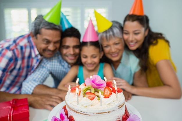 Foto família de várias gerações feliz comemorando a festa de aniversário