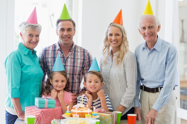 Família de várias gerações feliz comemorando um aniversário