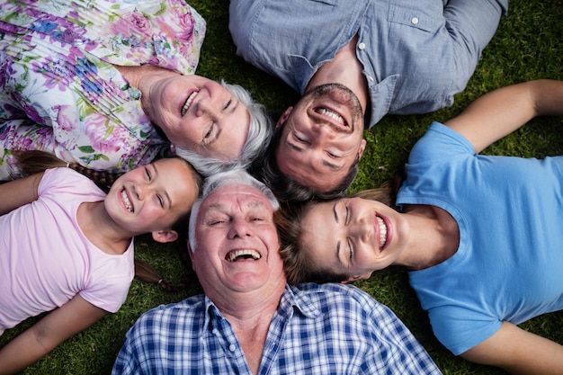 Família de várias gerações, juntos no jardim