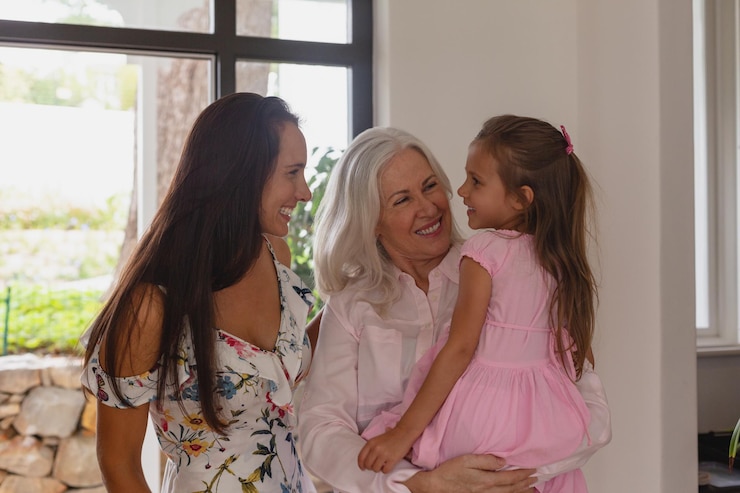 Foto família de várias gerações unida perto da porta de uma casa confortável
