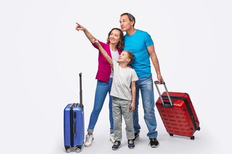 Foto família de viajantes apontando para fora