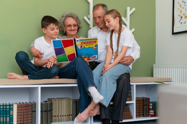 Família de vista frontal lendo quadrinhos juntos