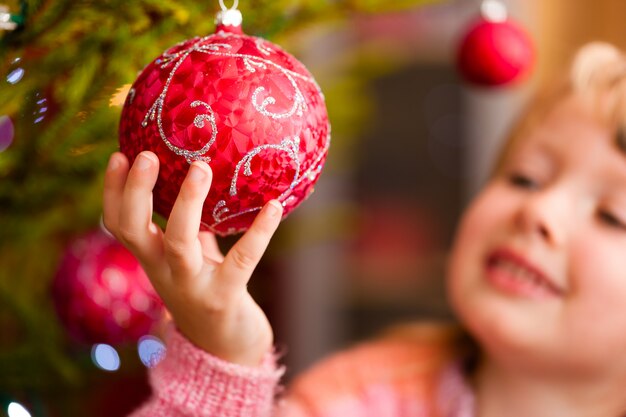 Família decorando a árvore de Natal