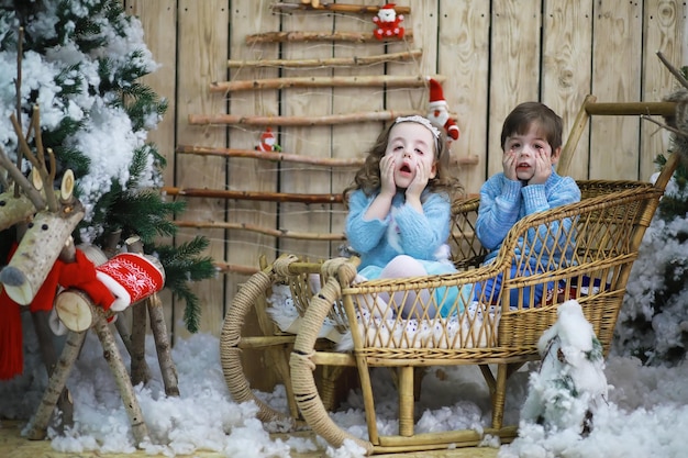 Família decorando linda árvore de Natal ao vivo Família amorosa com presentes no quarto Família feliz nos feriados