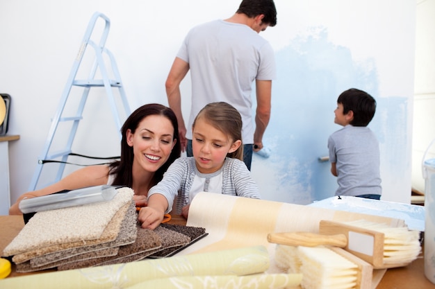 Familia decorando su nuevo hogar