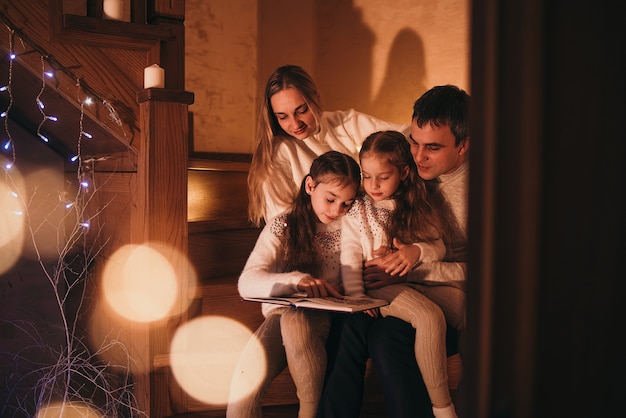 Familia decorar el árbol de navidad