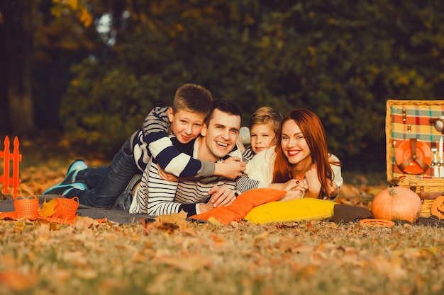 Família deitada em um parque