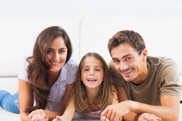 Família deitada em um tapete