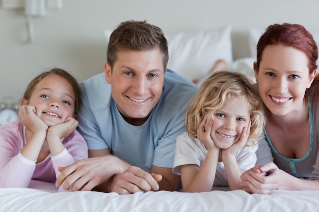 Família deitada na cama