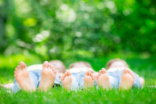 Família deitada na grama ao ar livre no parque primavera