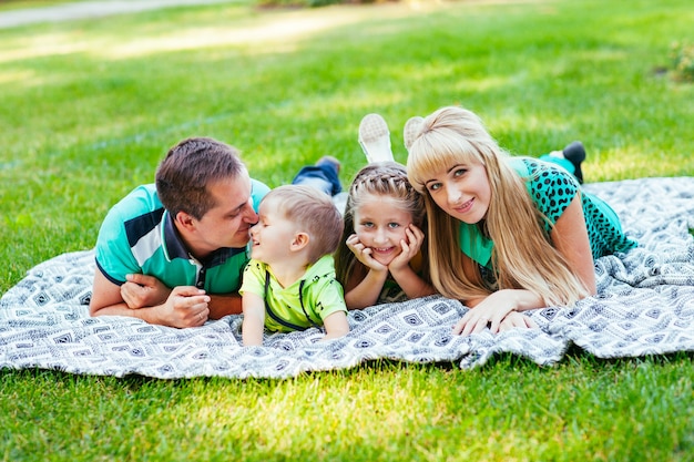 Família deitada no parque