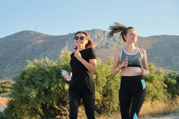 Familia deportiva activa padre e hijo adolescente corriendo al aire libre