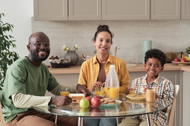 Familia desayunando en casa