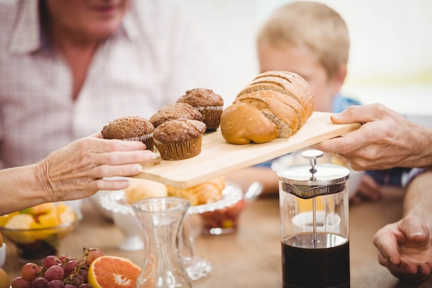 Familia desayunando juntos en casa