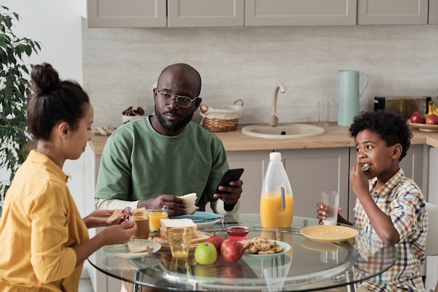 Familia desayunando en la mesa