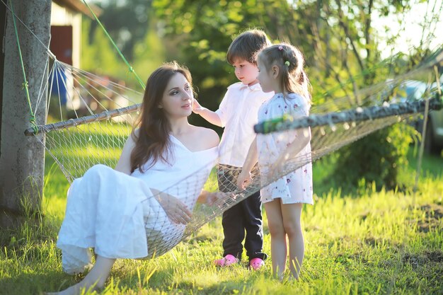 La familia descansa en la naturaleza Vacaciones al aire libre Los niños de fin de semana juegan en el parque