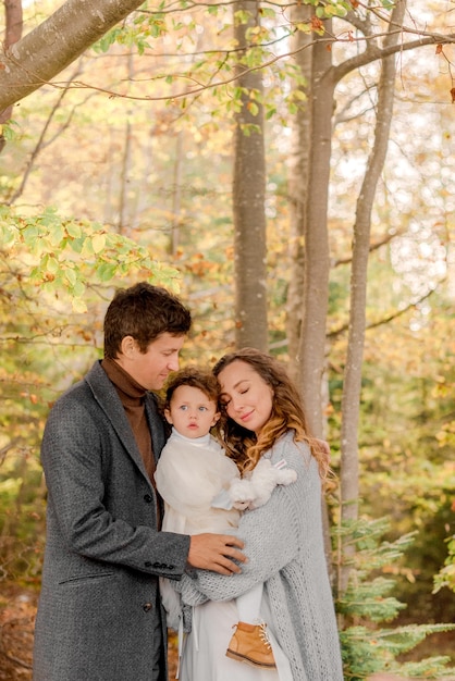 Familia descansando en el bosque de otoño