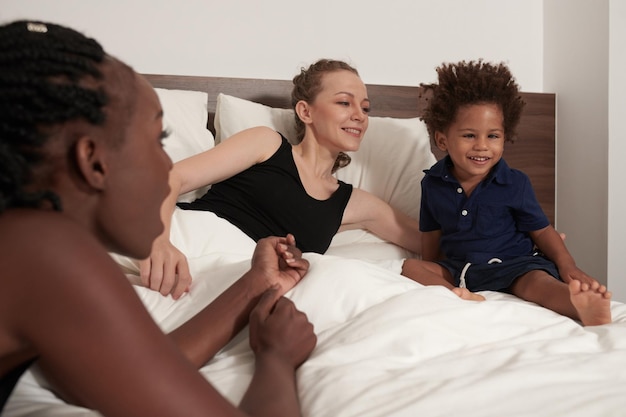 Familia descansando en la cama