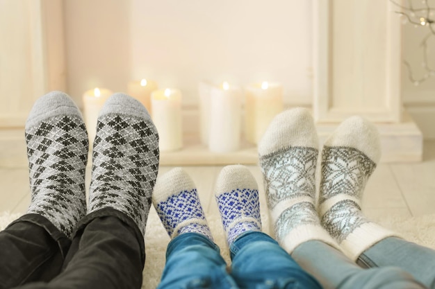 Familia descansando en casa en vacaciones de invierno