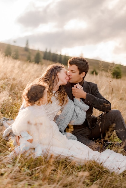 Família descansando nas montanhas