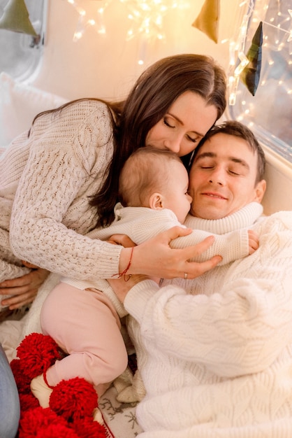 Família descansando no acampamento de inverno