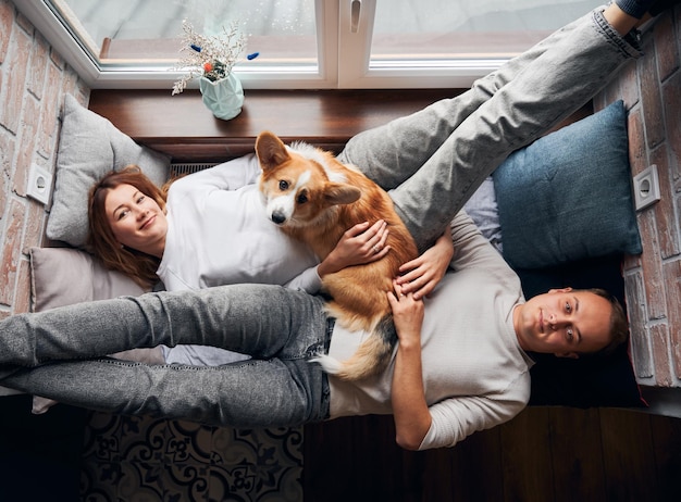 Família descansar junto um animal de estimação em lugar aconchegante perto da janela