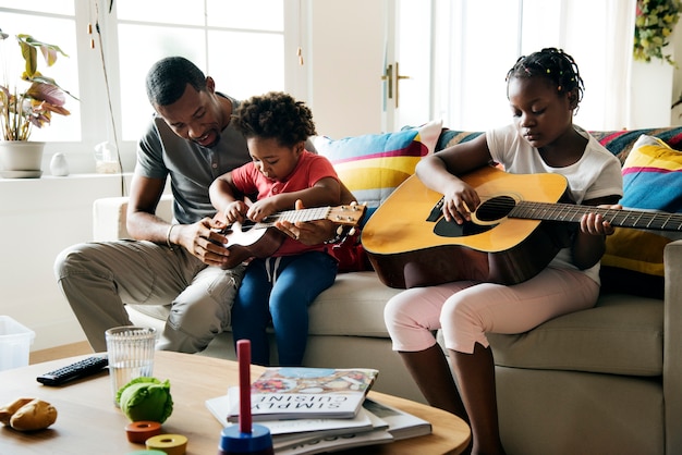 Familia descendiente de africanos pasando tiempo juntos