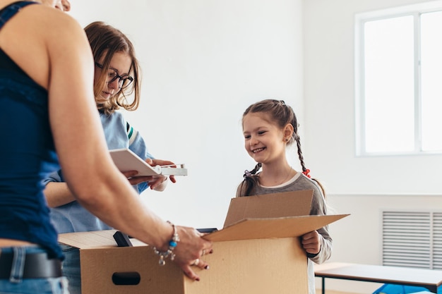 Familia desembalaje de cajas de cartón en casa nueva