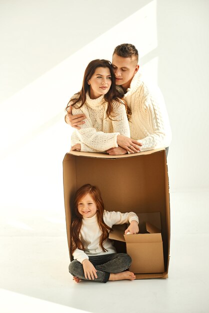 Familia desembalaje de cajas de cartón en casa nueva