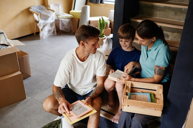 Familia desembalaje decoración en nuevo hogar