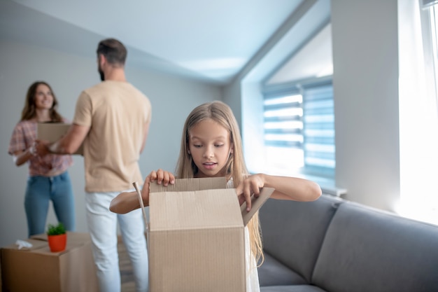 Familia desempacando sus cosas en una casa nueva