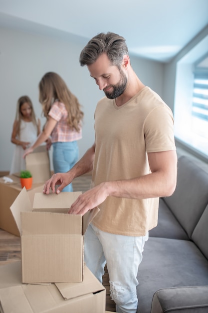 Familia desempacando sus cosas en una casa nueva