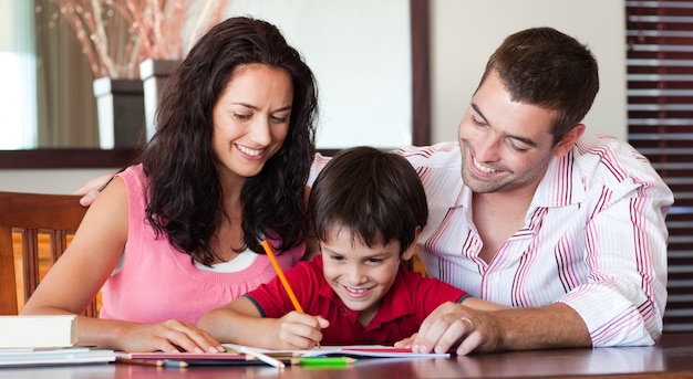 Foto família desenhando juntos