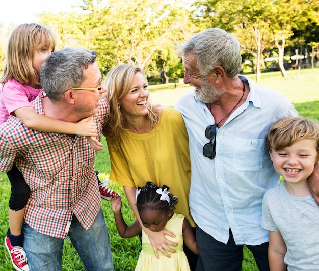 Família desfrutando da companhia um do outro