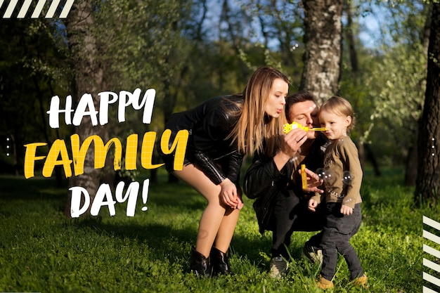 Foto família desfrutando de tempo juntos ao ar livre com bandeira de dia de família feliz