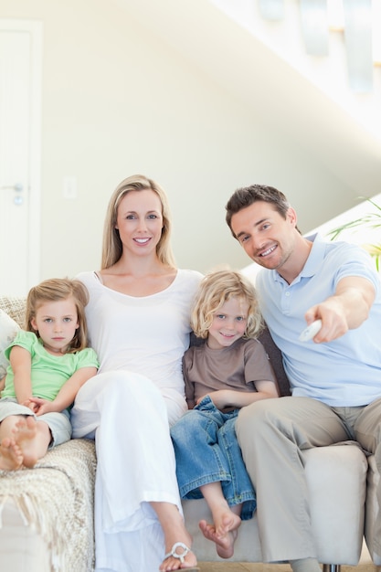 Família desfrutando de um filme