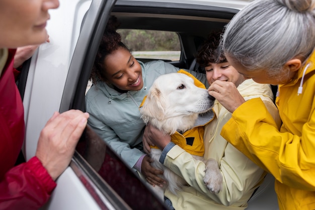 Foto família desfrutando de uma viagem com seu cachorro