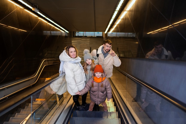 Família desfrutando de uma viagem em suas férias